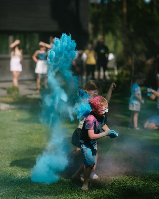 Hurraaaderiii!!
VÄRVIKAT LASTEKAITSEPÄEVA 🥳

Meile juba pidutseda meeldib, eriti värvidega. Selle tulemusena sündis emotsioone täis VÄRVIDE PIDU ülilaheda kuti sünnipäeval. 

Hoidkem endas naeru, vabadust ja põnevust! 
Edasi uute seikluste poole!! 🙌

Fotod: Katrin Käis